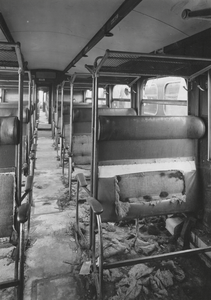 172385 Interieur van een uit Duitsland teruggevoerd zwaar beschadigd electrisch treinstel mat. 1936 van de N.S.